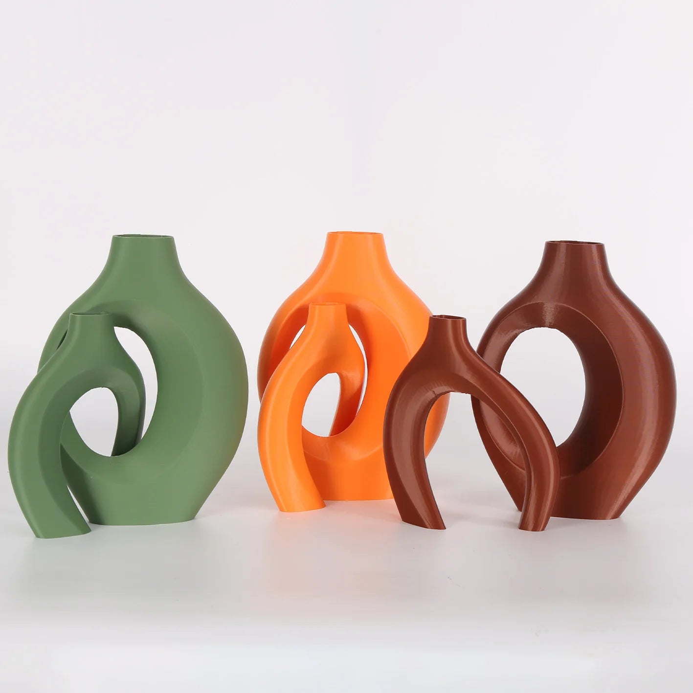 A set of 2 Bohemian-chic round plastic vases, suitable for home and office decoration