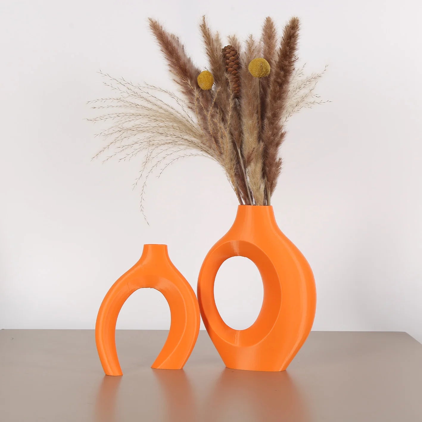 A set of 2 Bohemian-chic round plastic vases, suitable for home and office decoration