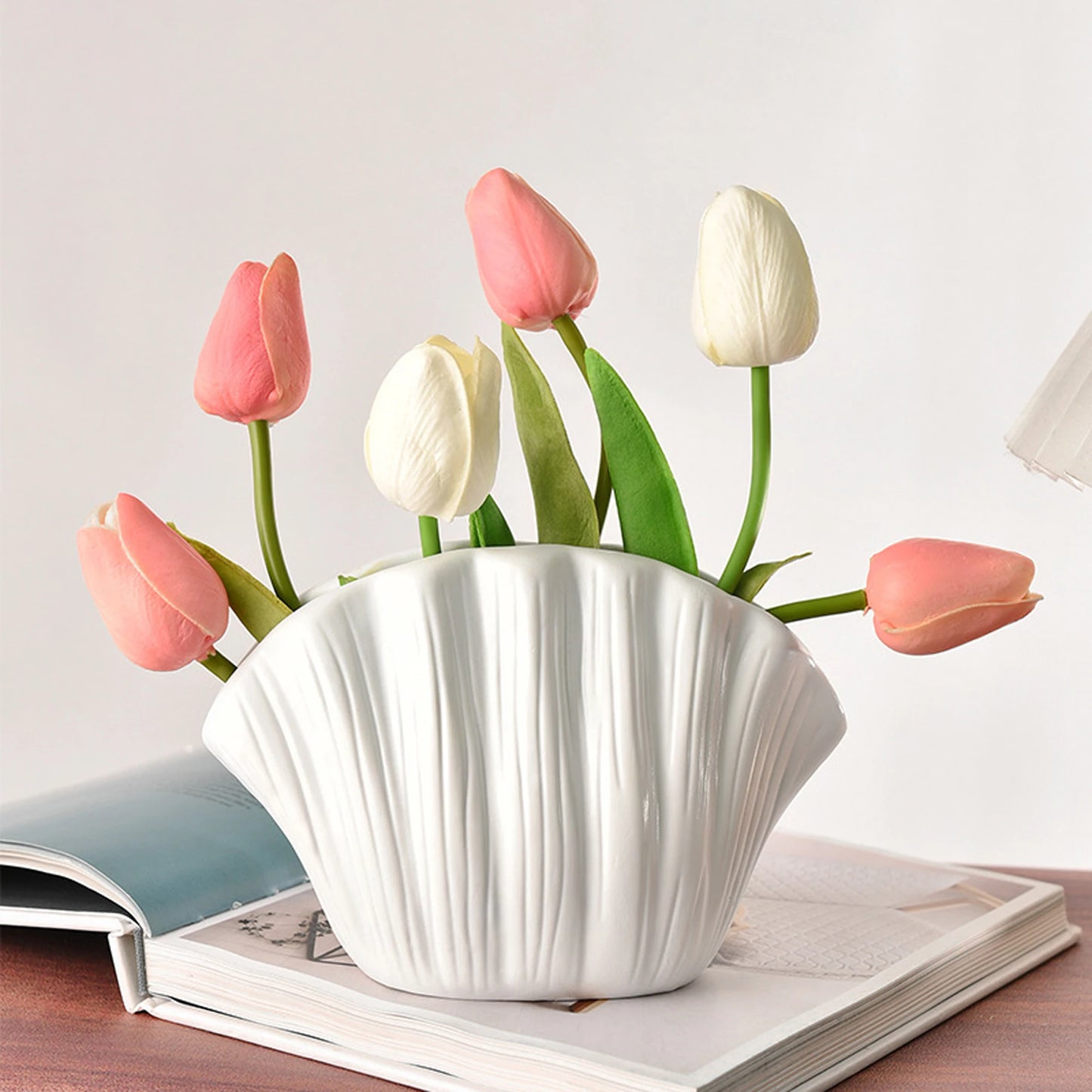 Crumpled/Shell Shaped Flower Vase Stylish Solid White Vase for Home Office Table Centerpieces Decoration